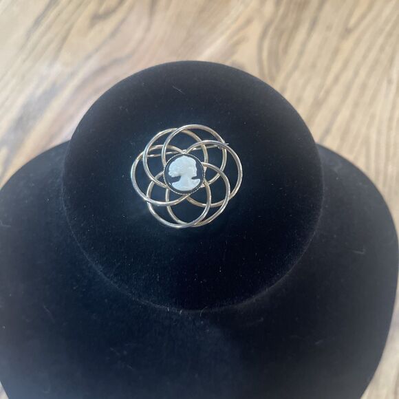 Vintage Cameo Brooch Pin Gold Tone Antique With Loop Retro Fashion (Used Wear) - Picture 2 of 4